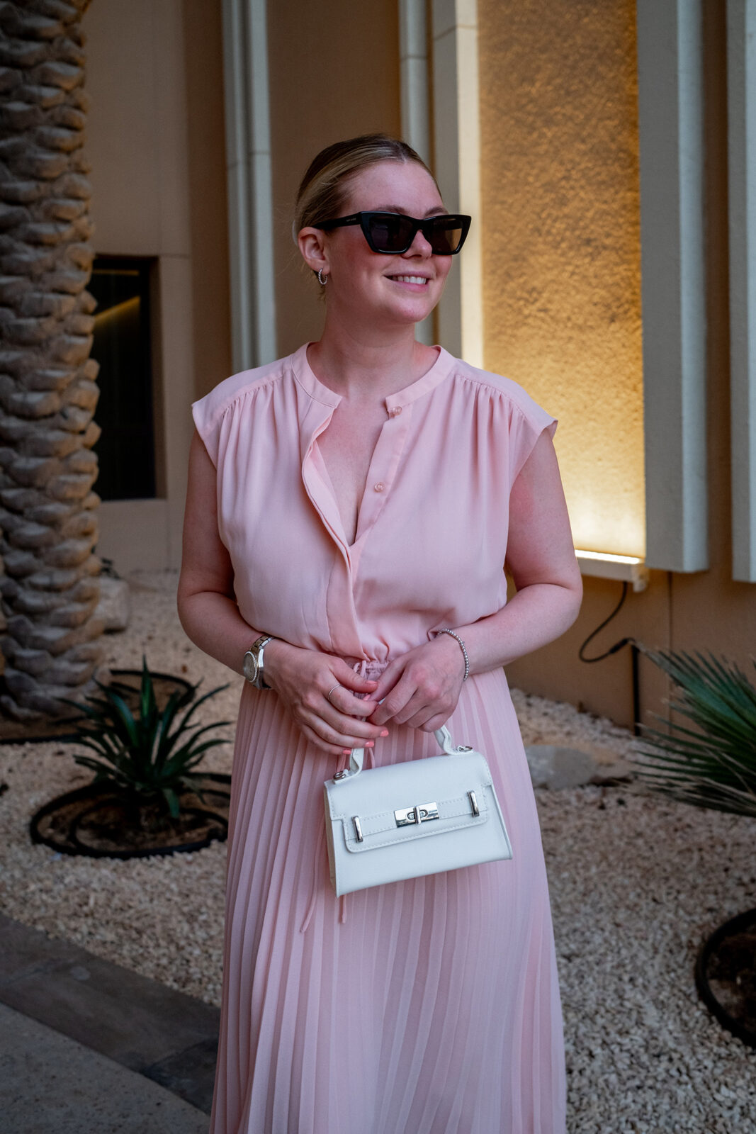 rosa kleid weiße tasche kombinieren sunnyinga