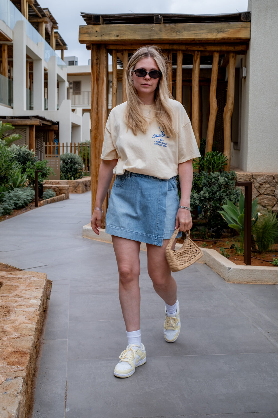 skort outfit sommer sneaker shirt urlaub fashion influencer