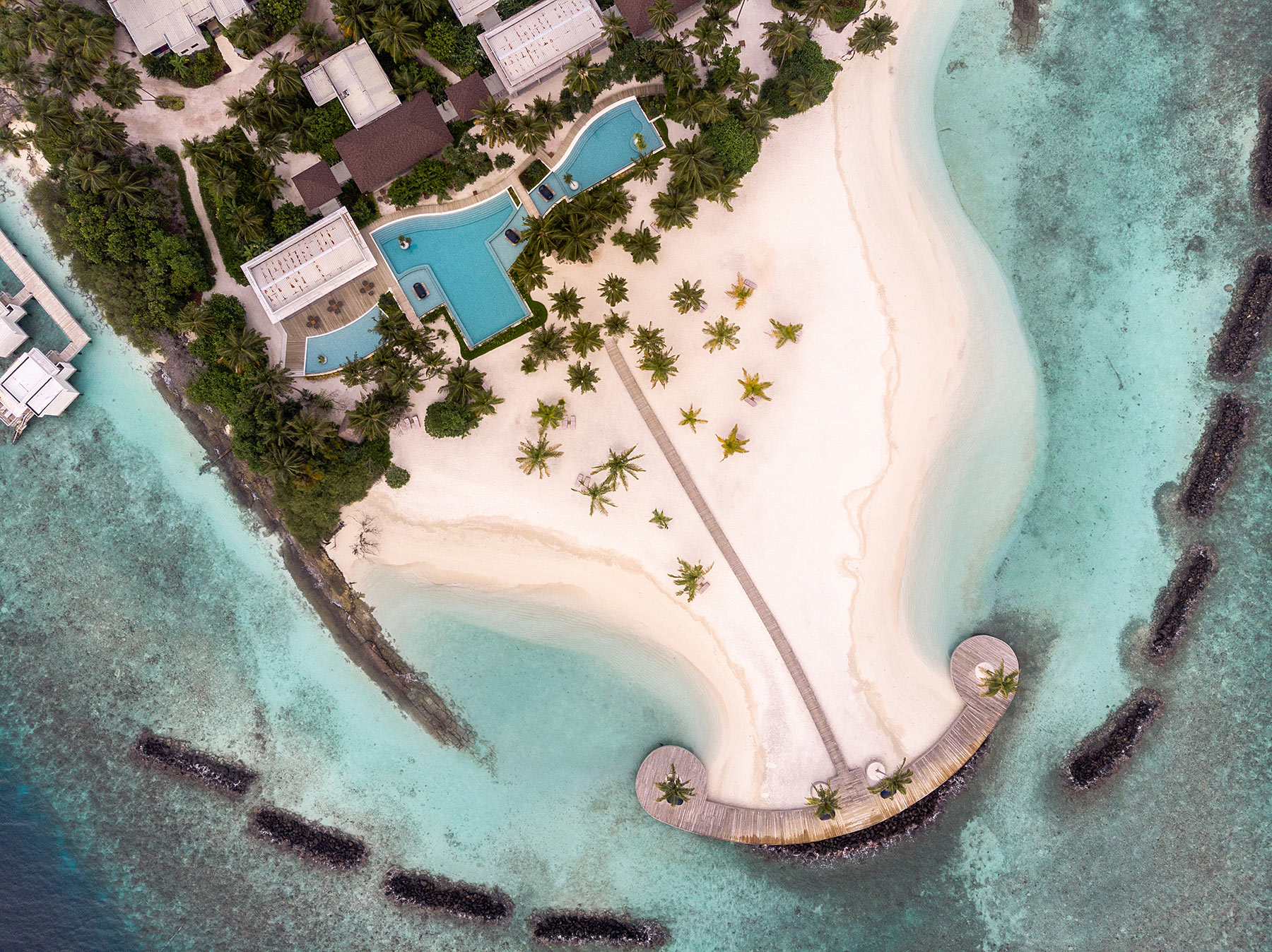 dhigali maldives main pool strand travel blog sunnyinga