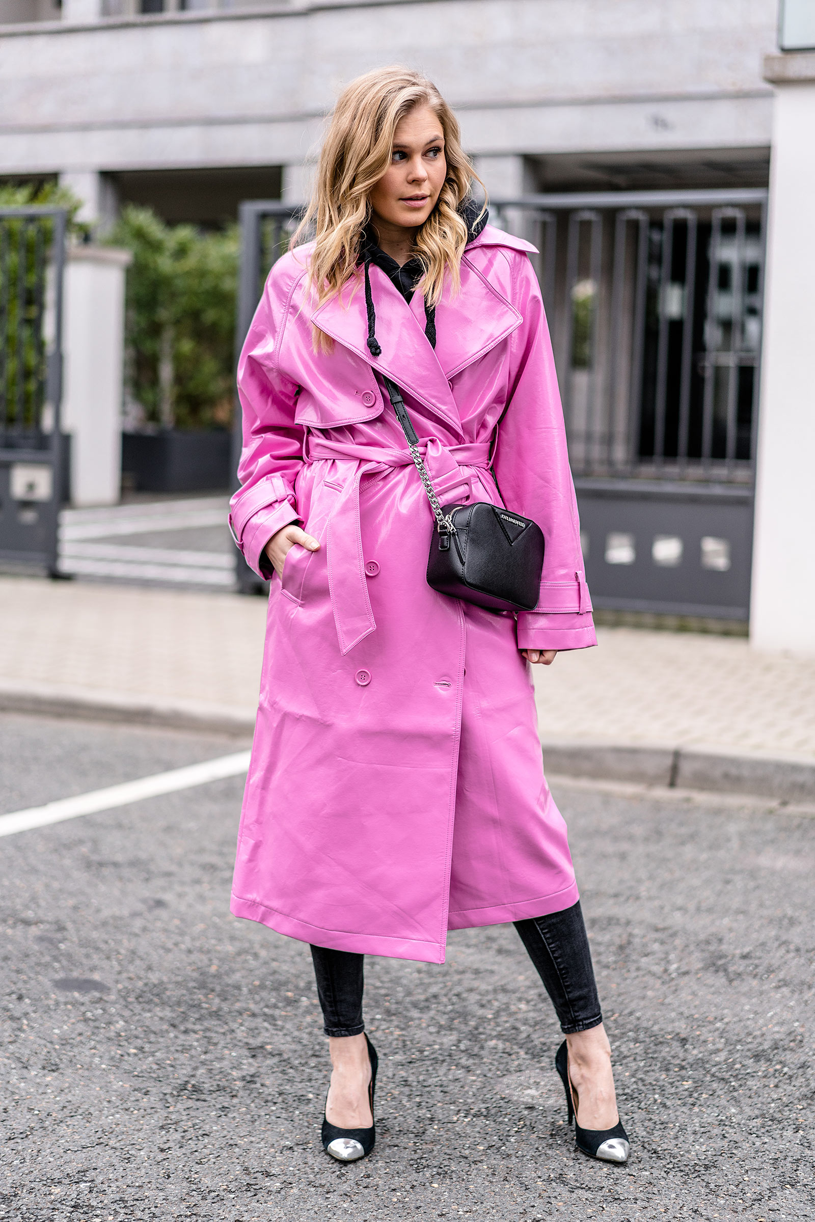 fashion blogger streetstyle outfit vinyl trenchcoat pink düsseldorf sunnyinga