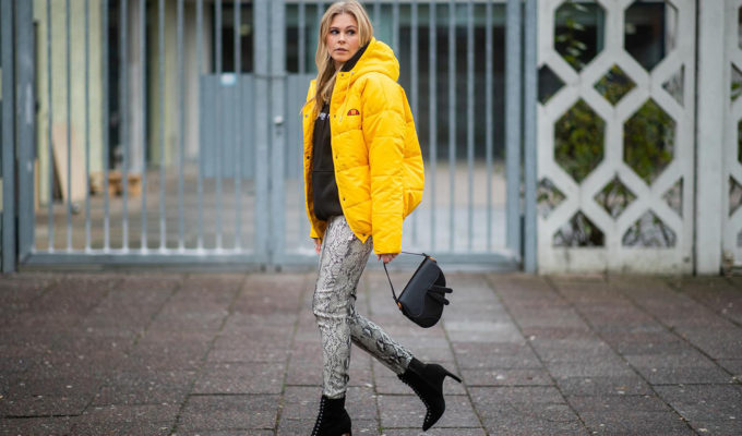 hose mit schlangenmuster outfit daunenjacke gelb fashion blogger sunnyinga
