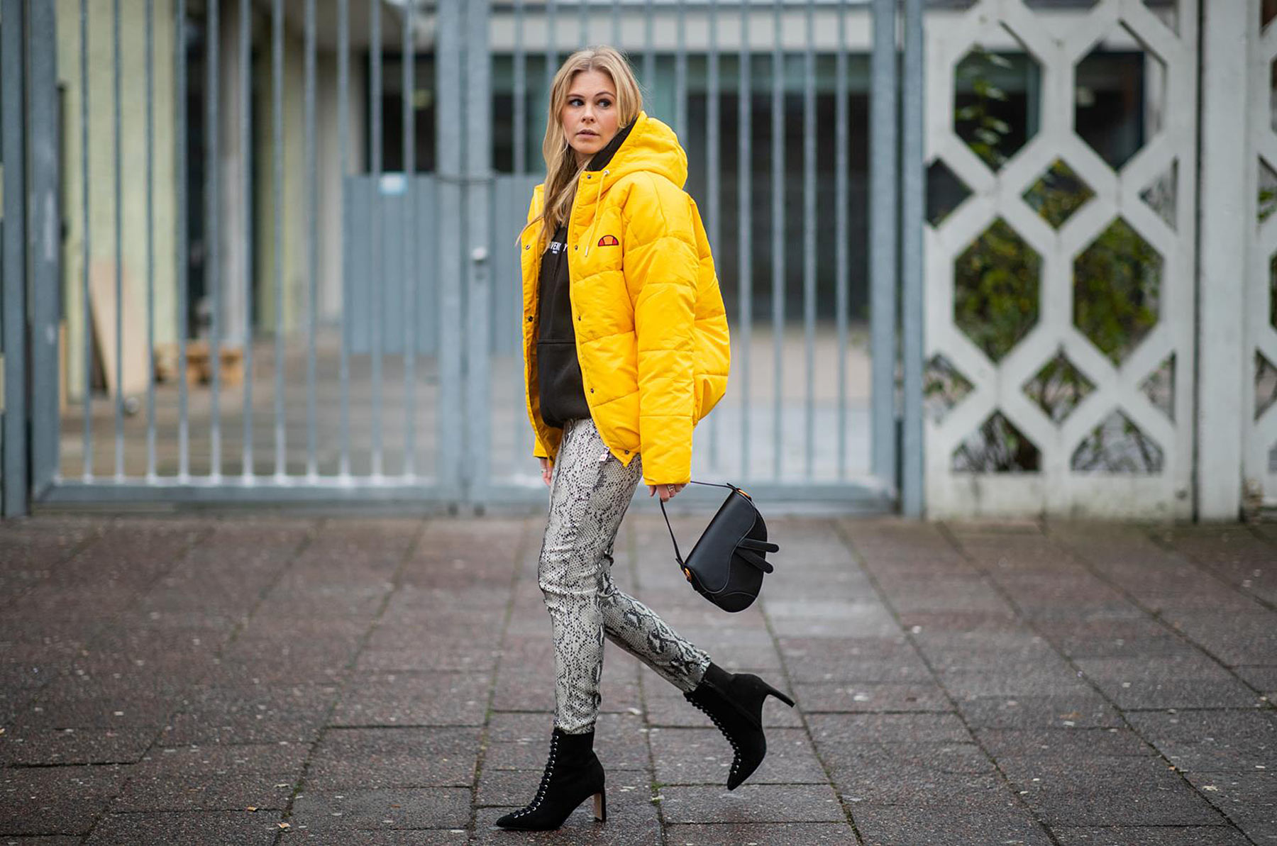 hose mit schlangenmuster outfit daunenjacke gelb fashion blogger sunnyinga