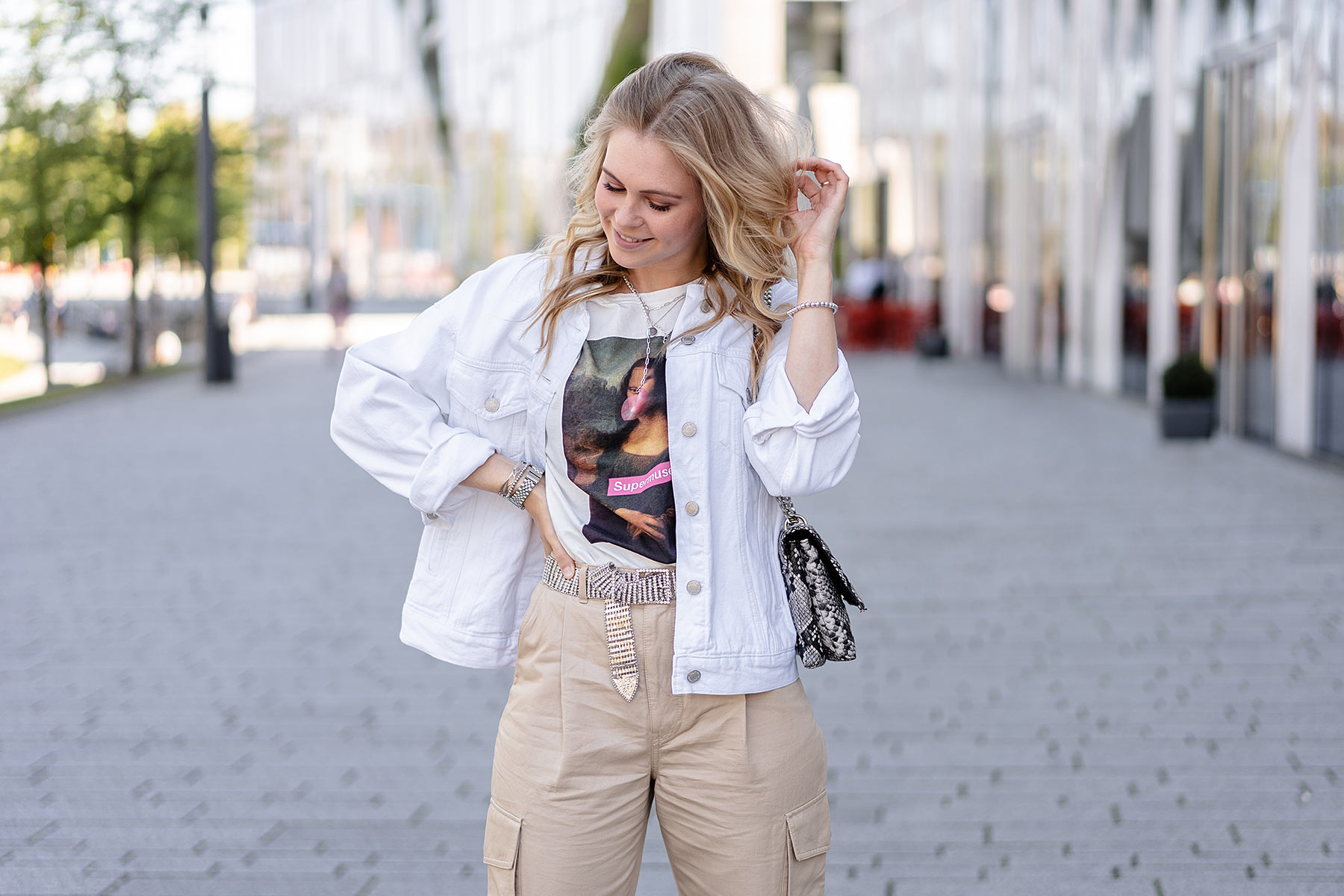 outfit weisse jeansjacke sommer look sunnyinga