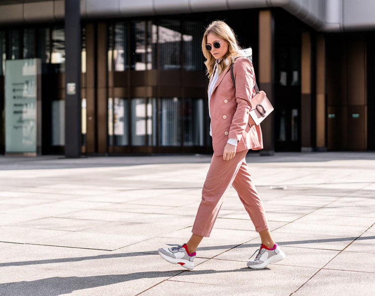 rosa hosenanzug outfit dad sneakers fashion blogger streetstyle sunnyinga