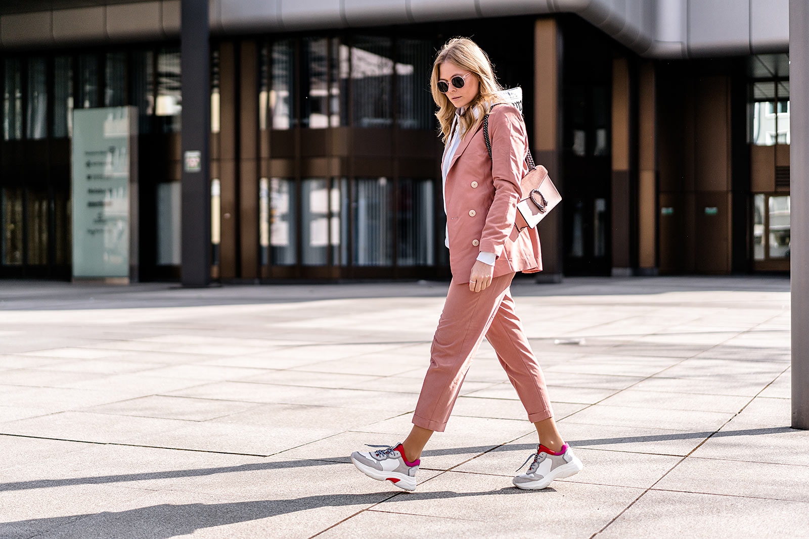 rosa hosenanzug outfit dad sneakers fashion blogger streetstyle sunnyinga