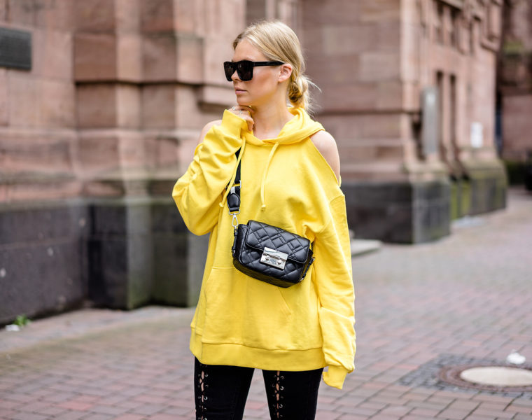 Trendfarbe Gelb Hoodie Outfit Streetstyle Fashion Blogger Sunnyinga Düsseldorf