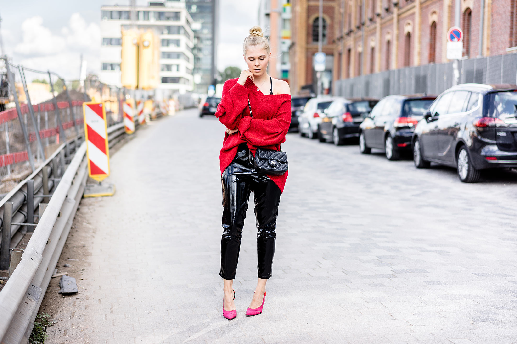 Vinyl Pants Outfit Strickpullover rot Herbst Streetstyle Fashion Blogger Sunnyinga